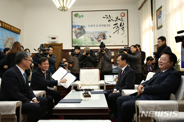 【청주=뉴시스】인진연 기자 =고교 무상급식 시행을 놓고 2015년에 이어 또다시 갈등을 빚은 충북도와 도교육청이 도의회의 최후통첩에 10일 오전 도청 집무실에서 합의를 이뤄낸 뒤 환담하고 있다. 사진 왼쪽부터 장선배 충북도의회 의장, 김병우 충북도교육감, 이시종 충북도지사, 한범덕 청주시장. 2018.12.10.inphoto@newsis.com
