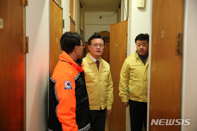 【서울=뉴시스】박대로 기자 =영등포구 고시원 특별 안전점검. 2018.12.10.(사진=영등포구 제공)