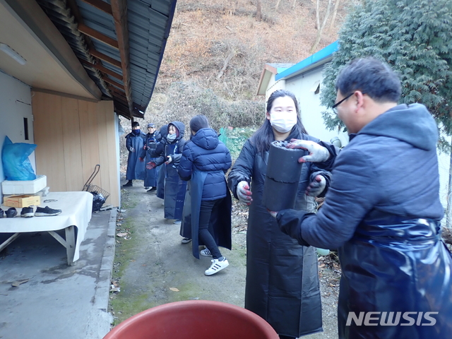 【전주=뉴시스】윤난슬 기자 = 전북국제개발협력센터는 최근 거동이 불편한 전주시 노인 가구와 장애인 가구를 찾아 사랑의 연탄 1200장을 전달했다고 10일 밝혔다. 2018.12.10.(사진=전북대 제공) photo@newsis.com