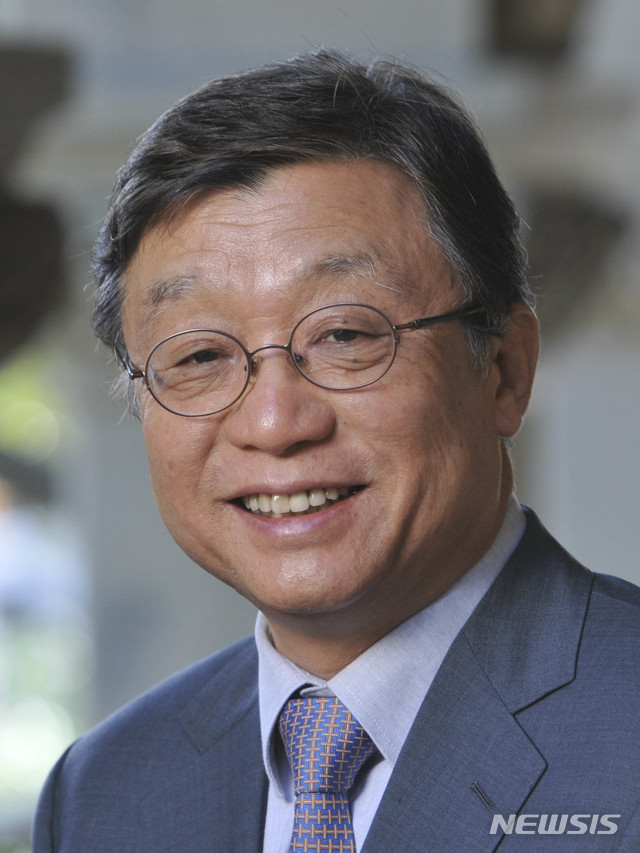 오연천 울산대 총장, '울산대 10년: 긍지와 책무' 출간