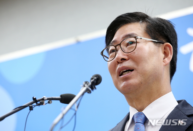 【홍성=뉴시스】유효상 기자 = 양승조 충남도지사가 10일 도청 브리핑룸에서 12월 정례기자회견을 갖고 기자들의 질문에 답변을 하고 있다. 2018.12.10 (사진=충남도 제공) photo@newsis.com