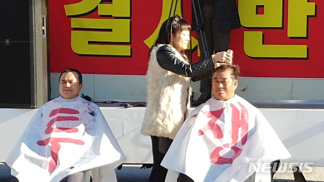 【구미=뉴시스】박홍식 기자 = 경북 구미 14개 농업단체 회원들이 10일 오후 구미시 선산읍 복개천 인근에서 '낙동강 수문 개방 및 철거 반대' 집회를 열었다. 사진은 손정곤(왼쪽부터) 한국농업경영인 구미시연합회 수석부회장과 정병연 연합회장이 삭발을 하고 있다.&nbsp; phs6431@newsis.com