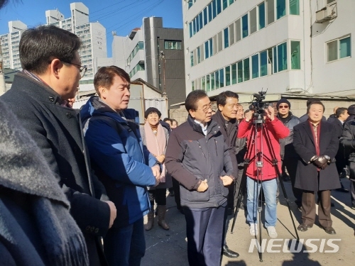 【서울=뉴시스】윤슬기 기자 = 박원순 서울시장(오른쪽)과 더불어민주당 기동민 국회의원(왼쪽)이 10일 오전 월곡청소차고지를 방문해 구청 관계자로부터 현안을 보고받고 있다. 2018.12.10. yoonseul@newsis.com