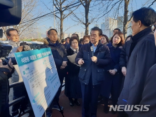 【서울=뉴시스】윤슬기 기자 = 박원순 서울시장이 10일 오전 서울 성북구에 위치한 석관동 재활용선별장에 방문해 구청 관계자로부터 현안보고를 받고 있다. 2018.12.10. yoonseul@newsis.com