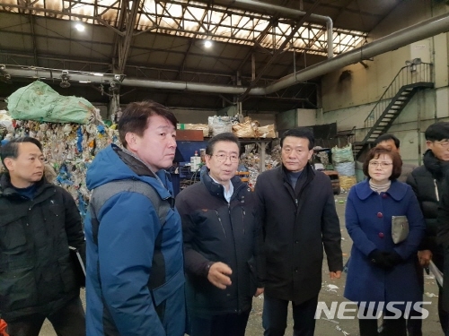 【서울=뉴시스】윤슬기 기자 = 박원순 서울시장(오른쪽)과 더불어민주당 기동민 국회의원(왼쪽)이 10일 오전 서울 성북구 석관동 재활용선별장에 방문해 선별장 내부를 둘러보고 있는 모습. 2018.12.10. yoonseul@newsis.com