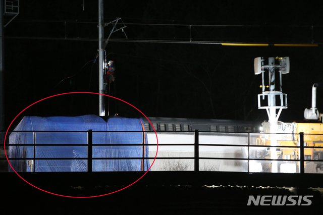 【강릉=뉴시스】김경목 기자 = KTX 강릉선 열차 탈선 사고 발생 사흘째인 10일 새벽 탈선한 서울행 KTX산천 제806열차의 기관차가 90도로 꺽여 맞은편 선로까지 탈선했던 강원도 강릉시 운산동 남강릉 신호장 21호 인근 복선 선로 사이에 움푹 파인 맨땅에 위치하고 있다. 2018.12.10. photo31@newsis.com