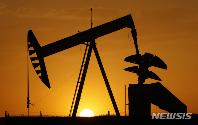 【오클라호마=AP/뉴시스】브렌트유가가 배럴당 70달러를 넘어서며 지난해 11월 이후 최고치를 기록했다고 CNBC가 4일(현지시간) 보도했다. 사진은 미국 오클라호마의 원유 생산 시설 모습. 2019.04.05