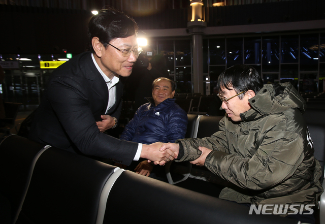 【강릉=뉴시스】김경목 기자 = 오영식(왼쪽) 코레일(한국철도공사) 사장이 10일 KTX 강릉선 열차 탈선 복구 작업이 완료됨에 따라 강릉발 오전 5시30분 서울행 KTX산천 첫차에 탑승하기에 앞서 승객들과 인사하고 있다. 2018.12.10. photo31@newsis.com