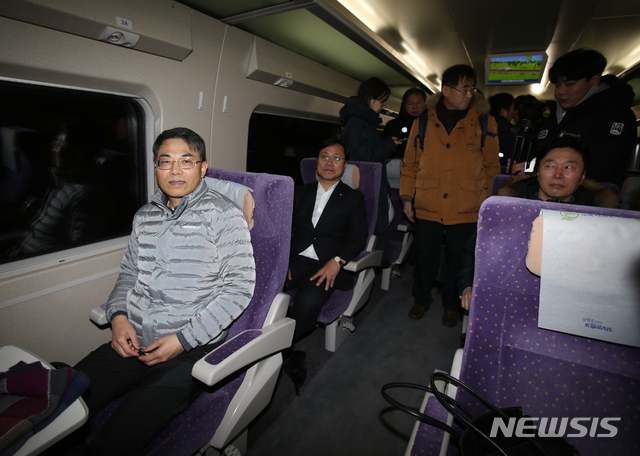 【강릉=뉴시스】김경목 기자 = 김정렬(왼쪽) 국토교통부 2차관, 오영식(왼쪽 뒷좌석) 코레일 사장, 김상균(오른쪽 뒷좌석) 한국철도시설공단 이사장이 10일 KTX 강릉선 열차 탈선 복구 작업이 완료됨에 따라 정상운행한 강릉발 오전 5시30분 서울행 KTX산천 첫차에 탑승해 앉아 있다. 2018.12.10. photo31@newsis.com