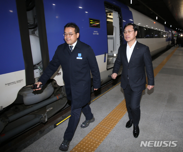 【강릉=뉴시스】김경목 기자 = 오영식(오른쪽) 코레일(한국철도공사) 사장이 10일 KTX 강릉선 열차 탈선 복구 작업이 완료됨에 따라 강릉발 오전 5시30분 서울행 KTX산천 첫차에 탑승하러 발걸음을 옮기고 있다. 2018.12.10. photo31@newsis.com