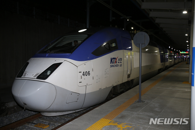 【강릉=뉴시스】김경목 기자 = KTX 강릉선 열차 탈선 복구 작업이 완료됨에 따라 강릉발 10일 오전 5시30분 서울행 KTX산천 첫차가 강릉역에서 출발하고 있다. 2018.12.10. photo31@newsis.com