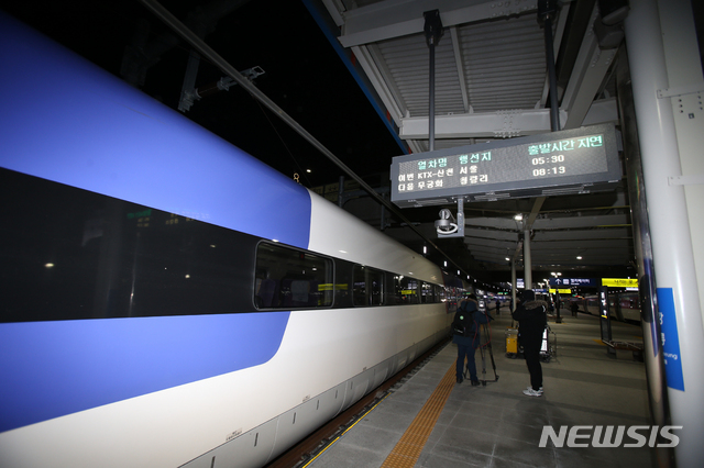 【강릉=뉴시스】김경목 기자 = KTX 강릉선 열차 탈선 복구 작업이 완료됨에 따라 강릉발 10일 오전 5시30분 서울행 KTX산천 첫차가 강릉역에서 출발하고 있다. 2018.12.10. photo31@newsis.com