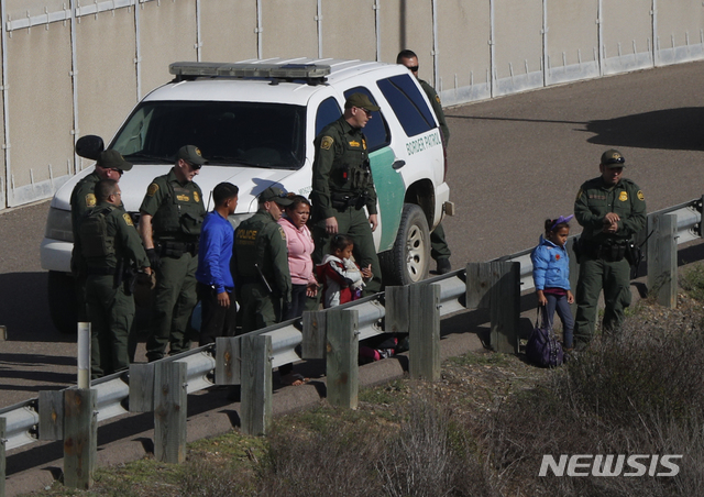 【AP/뉴시스】 미국 국경지대에서 불법 이민으로 체포된 온두라스 여성과 자녀들 일가족.&nbsp; 온두라스 검찰은 국민이 대규모 탈출을 하고 있는데도 공금을 착복하는데 여념이 없었던 전현직 국회의원 등 공직자 21명을 기소했다.&nbsp;&nbsp; 