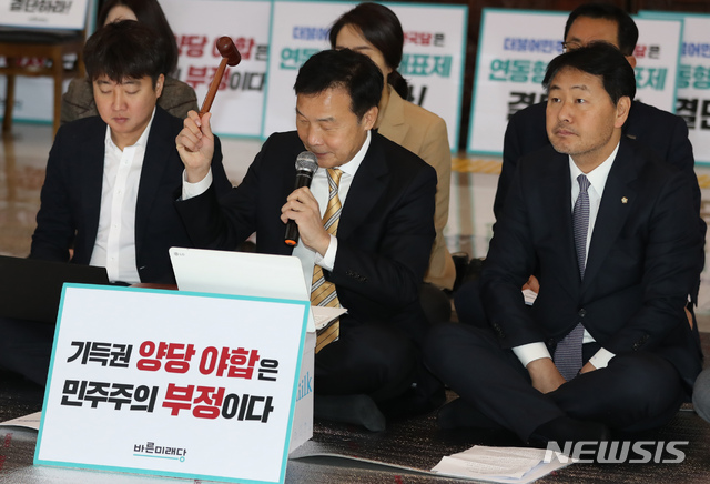 【서울=뉴시스】고승민 기자 = 10일 오전 서울 여의도 국회 로텐더홀에서 열린 바른미래당 제40차 최고위원회의에서 손학규 대표가 회의를 개회하고 있다. 2018.12.10.kkssmm99@newsis.com