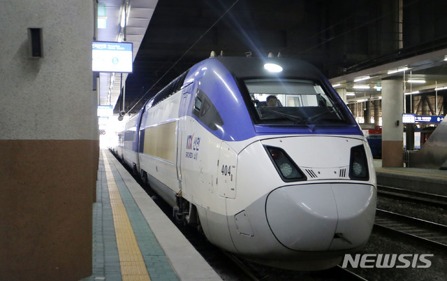 【서울=뉴시스】박주성 기자 = 탈선됐던 강릉선 KTX가 복구되어 10일 오전 7시30분 강릉역을 출발한 KTX열차가 서울 청량리 역으로 들어오고 있다. 2018.12.10.&nbsp; park7691@newsis.com