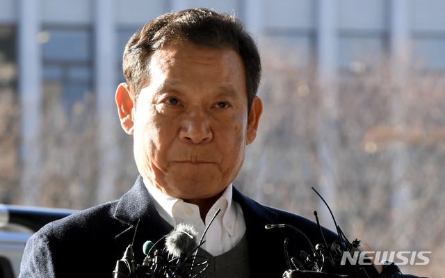 【광주=뉴시스】신대희 기자 = 공직선거법 위반·직권남용·업무방해 혐의를 받는 윤장현 전 광주시장이 10일 광주 동구 광주지검에 출석하기에 앞서 취재진의 질문을 받고 있다. 2018.12.10.&nbsp; sdhdream@newsis.com 