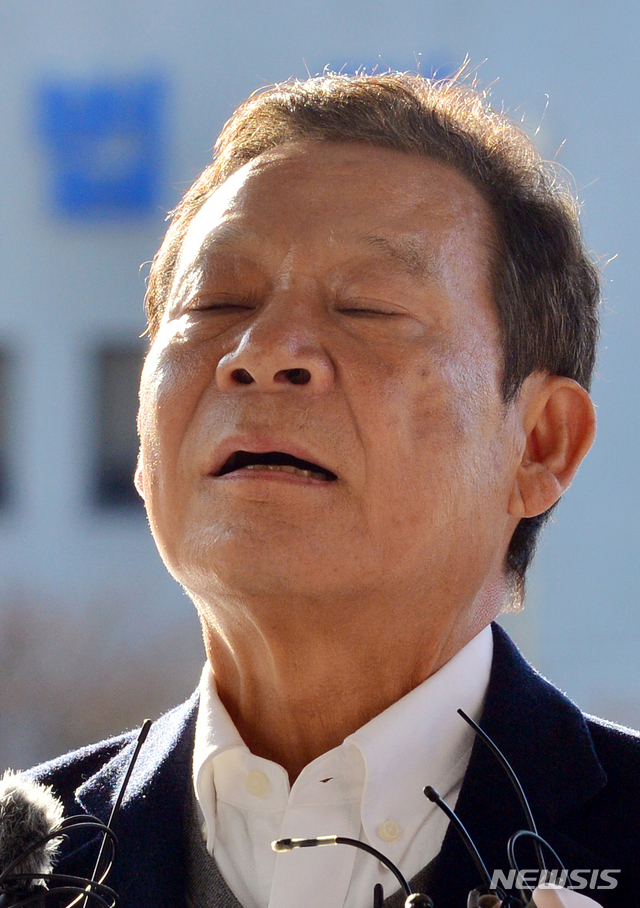 【광주=뉴시스】변재훈 기자 = 공직선거법 위반·직권남용·업무방해 혐의를 받는 윤장현 전 광주시장이 10일 오전 광주 동구 광주지방검찰청에 출석하기 앞서 취재진의 질문에 답하고 있다. 2018.12.10.&nbsp; wisdom21@newsis.com 