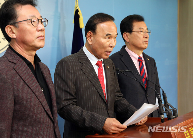 【서울=뉴시스】박영태 기자 = 10일 오전 서울 영등포구 여의도 국회 정론관에서 자유한국당 국토교통위원회 소속 의원들이 강릉 KTX탈선 사고 관련 긴급기자회견을 하고 있다. 왼쪽부터 홍철호, 박덕흠, 이현재 의원. 2018.12.10.since1999@newsis.com