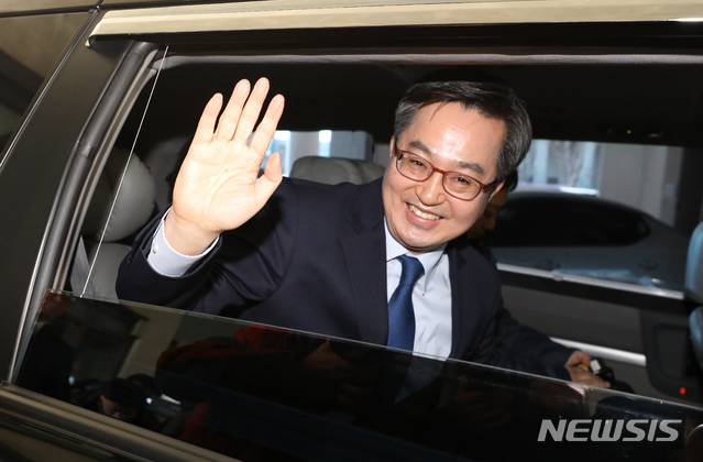 【세종=뉴시스】강종민 기자 = 김동연 전 부총리 겸 기획재정부 장관이 지난해 12월10일 오전 정부세종청사를 나서며 직원들을 향해 손을 흔들고 있다. 2018.12.10. ppkjm@newsis.com