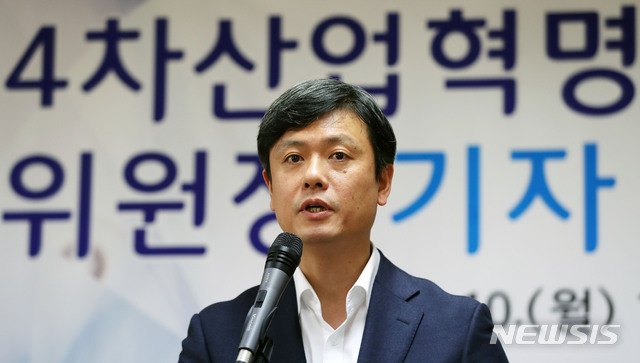【서울=뉴시스】홍효식 기자 = 장병규 4차산업혁명위원장이 10일 오후 서울 종로구 KT빌딩에서 열린 기자간담회에서 2기 운영 방향에 대해 설명하고 있다. 2018.12.10.&nbsp; yesphoto@newsis.com