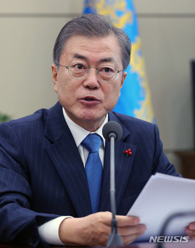 【서울=뉴시스】전신 기자 = 문재인 대통령이 10일 청와대 여민관에서 열린 수석보좌관회의에서 모두발언하고 있다. 2018.12.10. photo1006@newsis.com