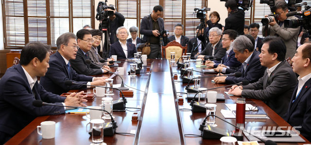 【서울=뉴시스】전신 기자 = 문재인 대통령이 10일 청와대 여민관에서 열린 수석보좌관회의에서 모두발언하고 있다. 2018.12.10. photo1006@newsis.com