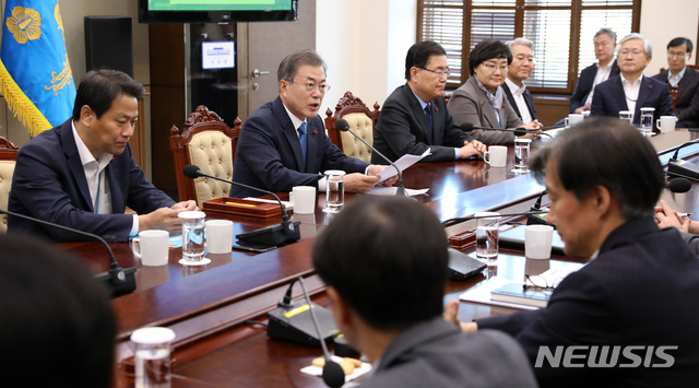 【서울=뉴시스】전신 기자 = 문재인 대통령이 10일 청와대 여민관에서 열린 수석보좌관회의에서 모두발언하고 있다. 2018.12.10. photo1006@newsis.com