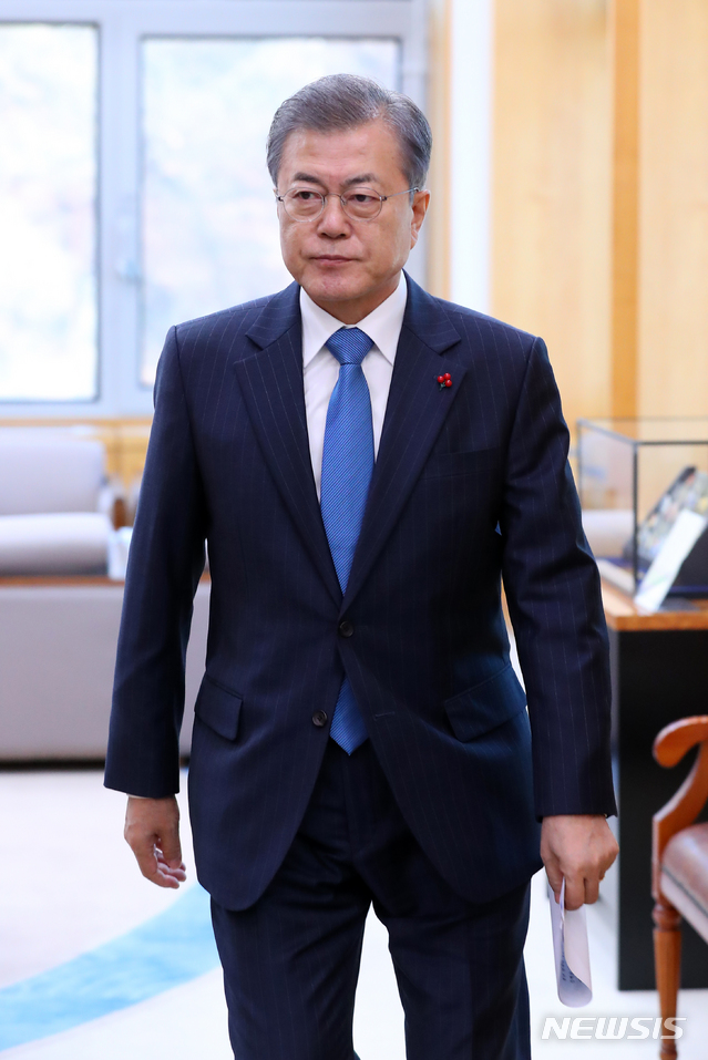 【서울=뉴시스】전신 기자 = 문재인 대통령이 10일 청와대 여민관에서 열린 수석보좌관회의에 참석하고 있다. 2018.12.10. photo1006@newsis.com