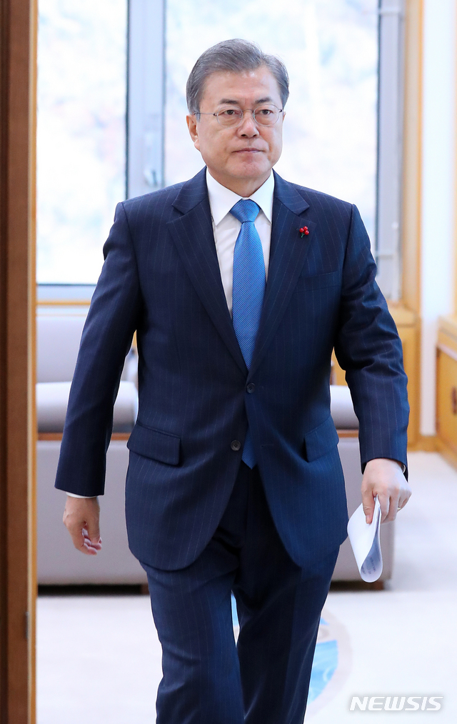 【서울=뉴시스】전신 기자 = 문재인 대통령이 10일 청와대 여민관에서 열린 수석보좌관회의에 참석하고 있다. 2018.12.10.&nbsp; photo1006@newsis.com