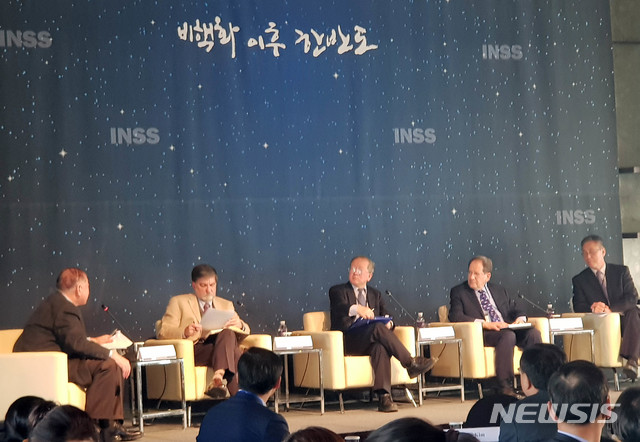【서울=뉴시스】 10일 오후 서울 중구 플라자호텔에서 '비핵화 이후 한반도'를 주제로 열린 국가안보전략연구원 주관 국제학술회의에 참가한 연사들이 토론을 하고 있다. 사진은 문정인 (왼쪽부터) 청와대 통일외교안보특보, 로버트 칼린 스탠포드대 국제안보협력세터 객원연구위원, 추수롱 칭화대 국제정치학 교수, 스탠리 로스 전 미 국무부 동아태 차관보, 양시위 국제문제연구소(CIIS) 주임.2018.12.10. photo@newsis.com