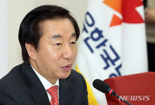 【서울=뉴시스】박영태 기자 = 10일 오후 서울 영등포구 여의도 국회 본청 자유한국당 원내대표실에서 열린 김성태 원내대표 임기 마무리 소회 기자간담회에서 김 원내대표가 소회를 밝히고 있다. 2018.12.10. since1999@newsis.com