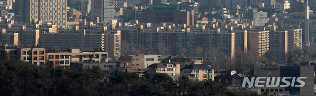 【서울=뉴시스】김선웅 기자 = 9.13 부동산대책 발표 이후 서울 동남권 아파트 값이 실제로 변곡점을 맞이했다는 분석이 제기됐다. 동남권 지역은 9·13대책 이후 소형아파트 매매 실거래가가 8월에 8억1303만원에서 10월 6억2375만원으로 떨어졌다. 같은기간 동남권 중소형아파트 매매 실거래가도 11억원에서 9억1803만원으로 조정된 것으로 나타났다. 10일 오후 서울 강남지역 아파트 단지의 모습. 2018.12.10. mangusta@newsis.com