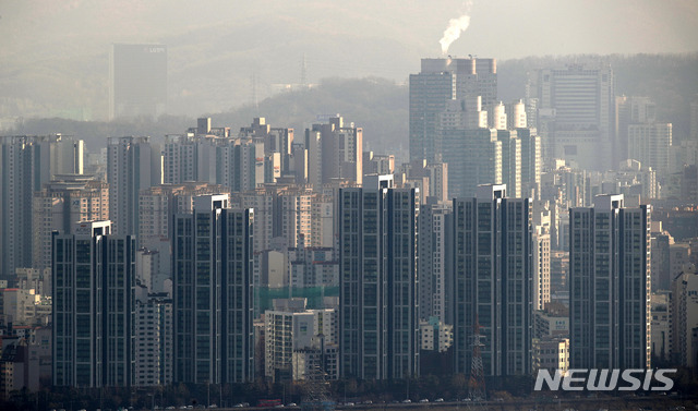 【서울=뉴시스】김선웅 기자 = 9.13 부동산대책 발표 이후 서울 동남권 아파트 값이 실제로 변곡점을 맞이했다는 분석이 제기됐다. 동남권 지역은 9·13대책 이후 소형아파트 매매 실거래가가 8월에 8억1303만원에서 10월 6억2375만원으로 떨어졌다. 같은기간 동남권 중소형아파트 매매 실거래가도 11억원에서 9억1803만원으로 조정된 것으로 나타났다. 10일 오후 서울 강남지역 아파트 단지의 모습. 2018.12.10.&nbsp; mangusta@newsis.com