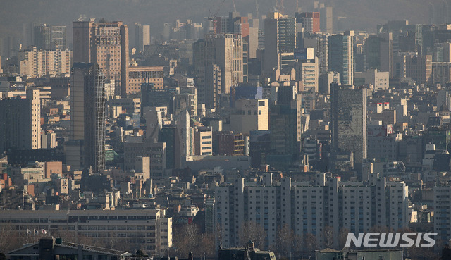 【서울=뉴시스】김선웅 기자 = 9.13 부동산대책 발표 이후 서울 동남권 아파트 값이 실제로 변곡점을 맞이했다는 분석이 제기됐다. 동남권 지역은 9·13대책 이후 소형아파트 매매 실거래가가 8월에 8억1303만원에서 10월 6억2375만원으로 떨어졌다. 같은기간 동남권 중소형아파트 매매 실거래가도 11억원에서 9억1803만원으로 조정된 것으로 나타났다. 10일 오후 서울 강남지역 아파트 단지의 모습. 2018.12.10.  mangusta@newsis.com