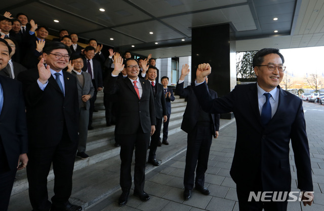 【서울=뉴시스】박주성 기자 = 문재인 정부 1기 경제팀을 이끈 김동연 경제부총리 겸 기획재정부 장관이 10일 오후 서울 세종로 정부서울청사에서 직원들과 인사를 나눈 후 청사를 나서고 있다. 2018.12.10.&nbsp; park7691@newsis.com