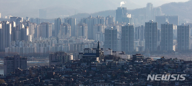 【서울=뉴시스】김선웅 기자 = 9.13 부동산대책 발표 이후 서울 동남권 아파트 값이 실제로 변곡점을 맞이했다는 분석이 제기됐다. 동남권 지역은 9·13대책 이후 소형아파트 매매 실거래가가 8월에 8억1303만원에서 10월 6억2375만원으로 떨어졌다. 같은기간 동남권 중소형아파트 매매 실거래가도 11억원에서 9억1803만원으로 조정된 것으로 나타났다. 10일 오후 서울 강남지역 아파트 단지의 모습. 2018.12.10. mangusta@newsis.com