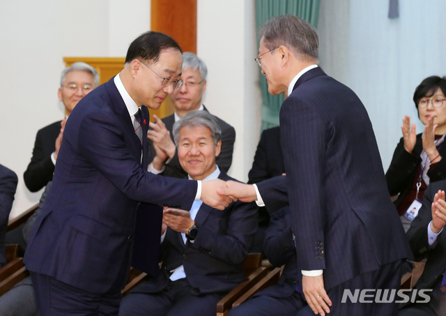 【서울=뉴시스】전신 기자 = 문재인 대통령이 10일 청와대 본관에서 홍남기 신임 경제부총리 겸 기획재정부 장관에게 임명장을 수여하고 있다. 2018.12.10. photo1006@newsis.com