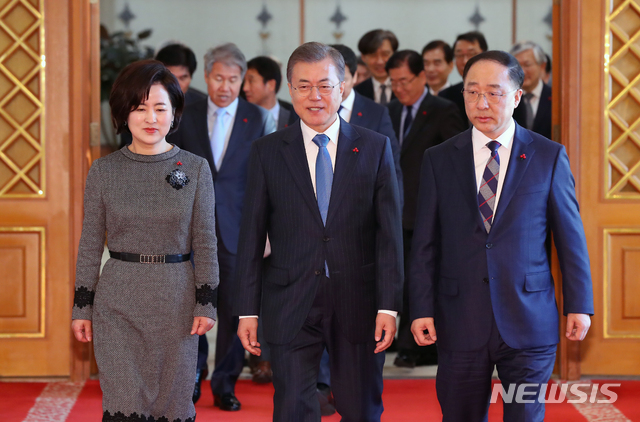 【서울=뉴시스】전신 기자 = 문재인 대통령이 10일 청와대 본관에서 홍남기 신임 경제부총리 겸 기획재정부 장관에게 임명장을 수여한 후 환담장으로 이동하고 있다. 2018.12.10.&nbsp; photo1006@newsis.com