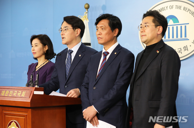 【서울=뉴시스】김병문 수습기자 = 더불어민주당 박용진 의원을 비롯한 교육위원회 의원. 2018.12.10. dadazon@newsis.com