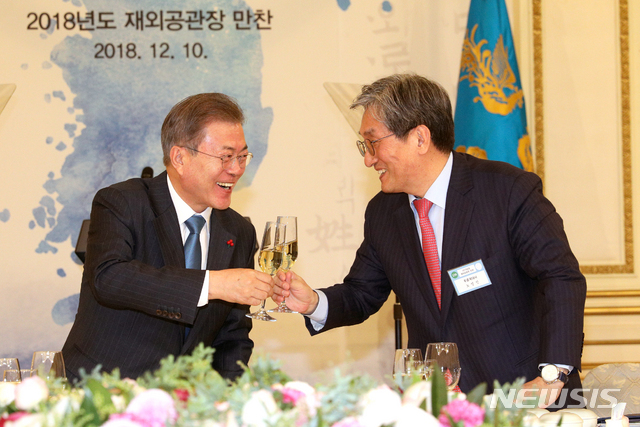 【서울=뉴시스】박진희 기자 = 문재인 대통령이 10일 오후 청와대 영빈관에서 재외공관장 초청 만찬 행사에 참석하여 노영민 주중 한국대사와 건배하고 있다. 2018.12.10.  pak7130@newsis.com