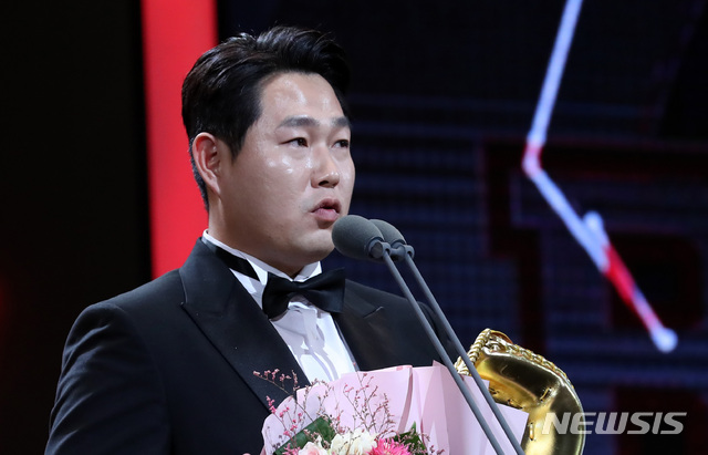 【서울=뉴시스】이영환 기자 = 10일 오후 서울 강남구 코엑스 오디토리움에서 열린 2018 KBO 골든글러브 시상식에서 골든글러브 포수 부문을 수상한 두산 양의지가 소감을 전하고 있다. 2018.12.10. 20hwan@newsis.com