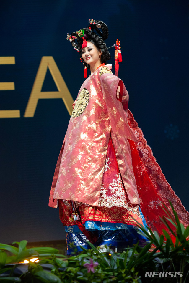 백지현, 여왕 행차요~미스유니버스 한복패션