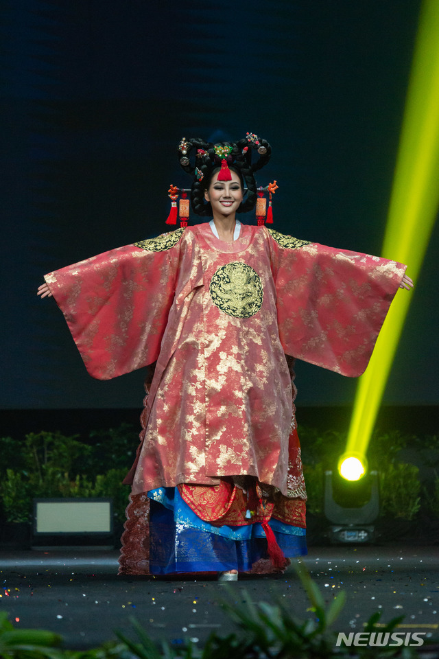 백지현, 여왕 행차요~미스유니버스 한복패션