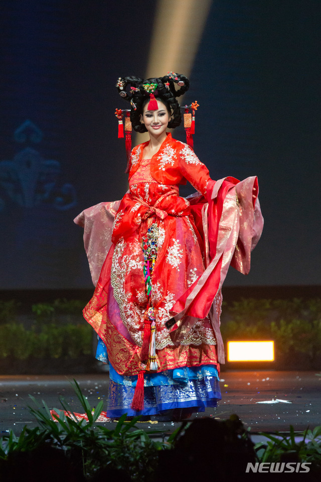 백지현, 여왕 행차요~미스유니버스 한복패션