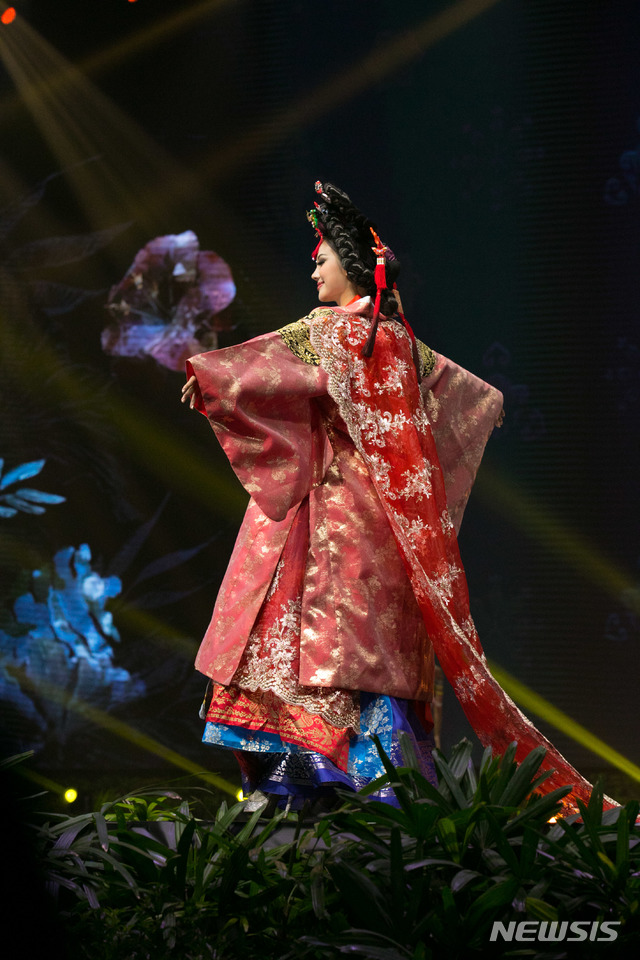 백지현, 여왕 행차요~미스유니버스 한복패션