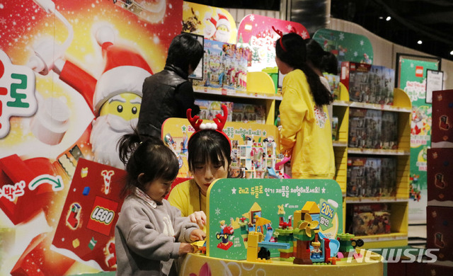 【대구=뉴시스】김덕용 기자 = 대구 신세계백화점은 오는 26일까지 7층 아동 매장에서 '레고 산타마을 팝업 행사'를 진행한다. 2018. 12. 11.(사진=대구 신세계백화점 제공)&nbsp; photo@newsis.com