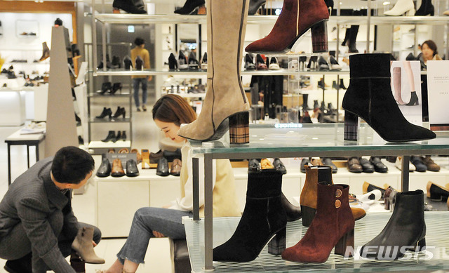 【대구=뉴시스】김덕용 기자 = 11일 롯데백화점 대구점 5층 구두 전문 브랜드 세라에서는 한 여성고객이 겨울철 부츠를 살펴보고 있다.&nbsp; 2018. 12. 11.(사진=롯데백화점 대구점 제공)&nbsp; photo@newsis.com