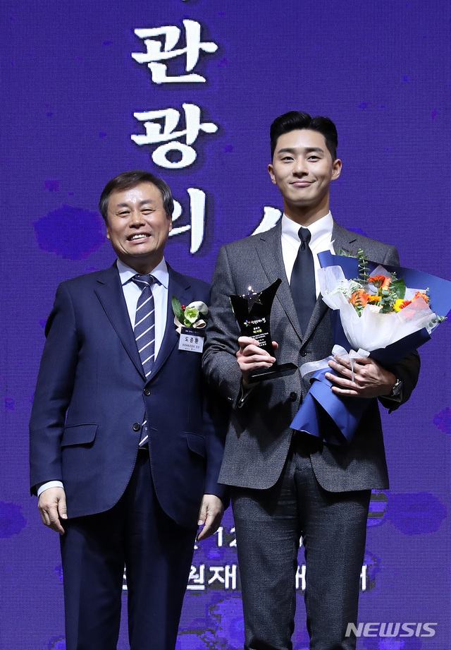 도종환(왼쪽) 문체부 장관과 한류스타 박서준