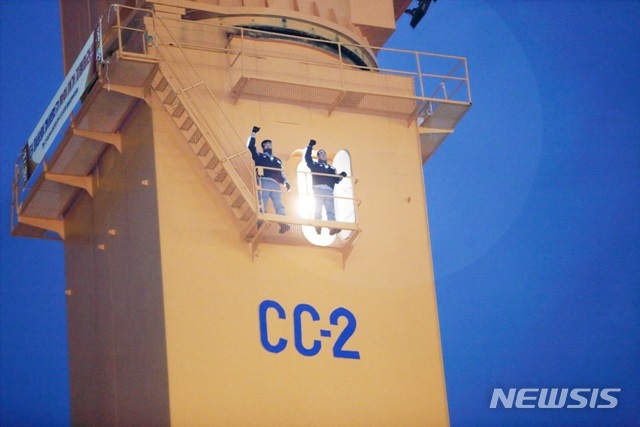 【거제=뉴시스】 대우조선해양 노조간부, 크레인 고공농성 돌입. (사진=대우조선 노조 제공)