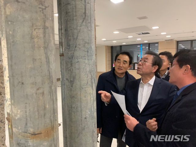 【서울=뉴시스】박대로 기자 = 박원순 서울시장은 11일 오후 강남구 삼성동 한 오피스텔을 찾아 주기둥 균열 등 현황을 살폈다. 2018.12.11. (사진=서울시 제공) photo@newsis.com